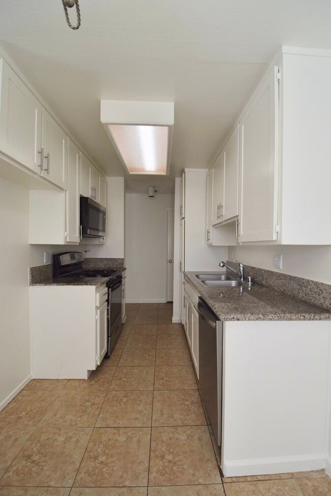 Building Photo - 11315 Moorpark St