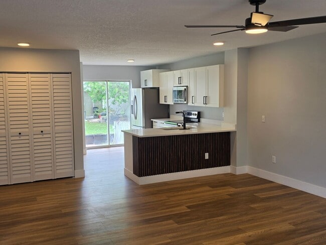 Building Photo - FOR RENT!! RECENTLY RENOVATED 2 BEDROOM 2 BATH CONDO (FIRST FLOOR)...