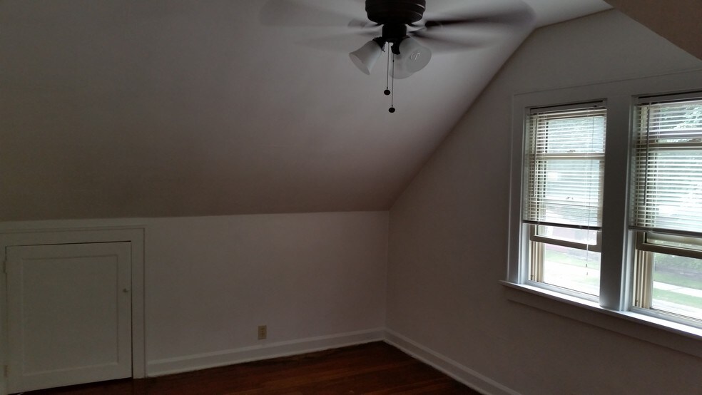 Bedroom - 3132 N Weil St