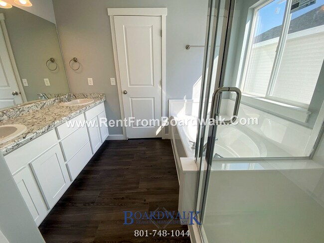 Building Photo - Single Family Home In Beautiful Community!