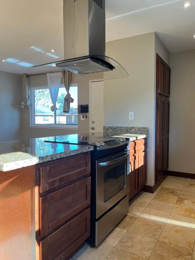 Building Photo - Updated Upstairs Condo Near Oakridge Mall with Parking & Central A/C!