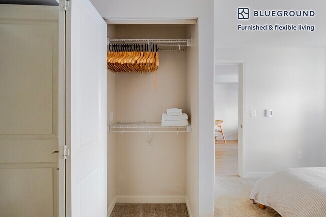 Building Photo - 526 Yale Ave N