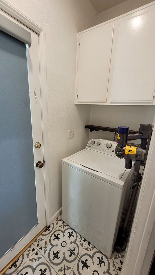 Building Photo - Downstairs 2 Bed 2 Bath Condo in Gated Community!