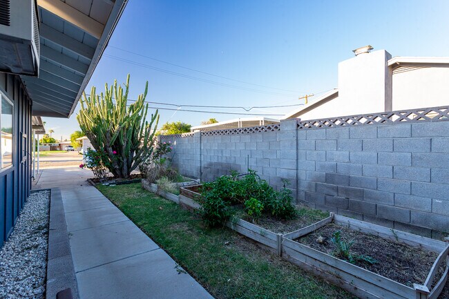 Building Photo - 2040 W Cambridge Ave