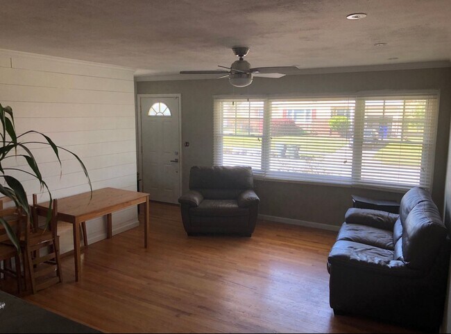 Building Photo - BEAUTIFULLY UPDATED 4 BEDROOM WITH FENCED ...