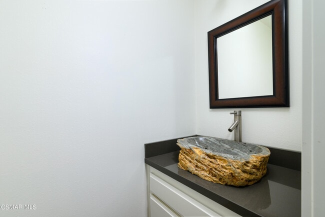 Building Photo - 2 Sparrowhawk Ln