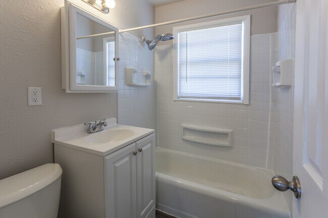 Building Photo - 2327 W 6th St