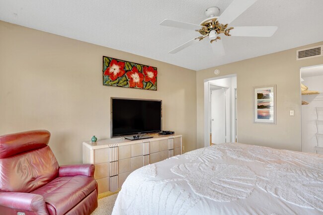 Building Photo - 6080 Bahia Del Mar Cir