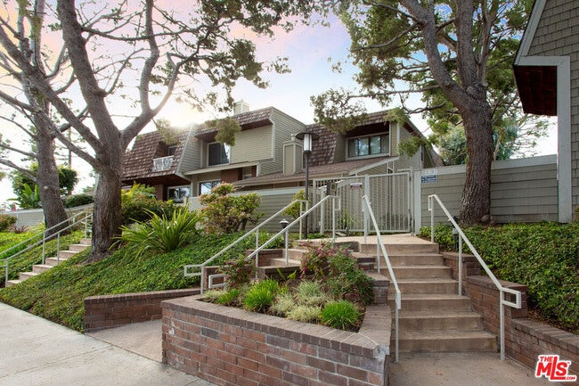 Building Photo - 13326 Maxella Ave