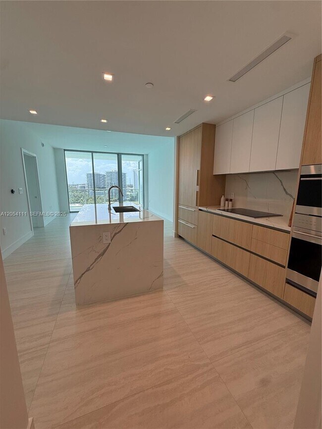 Building Photo - 2411 Laguna Cir