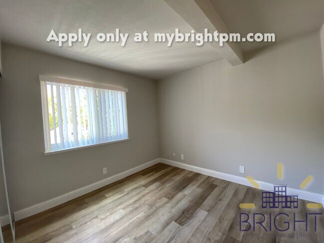Building Photo - Recently Renovated 2 Bedroom 1 Bath, Two-Level Apartment-Great Midtown location!