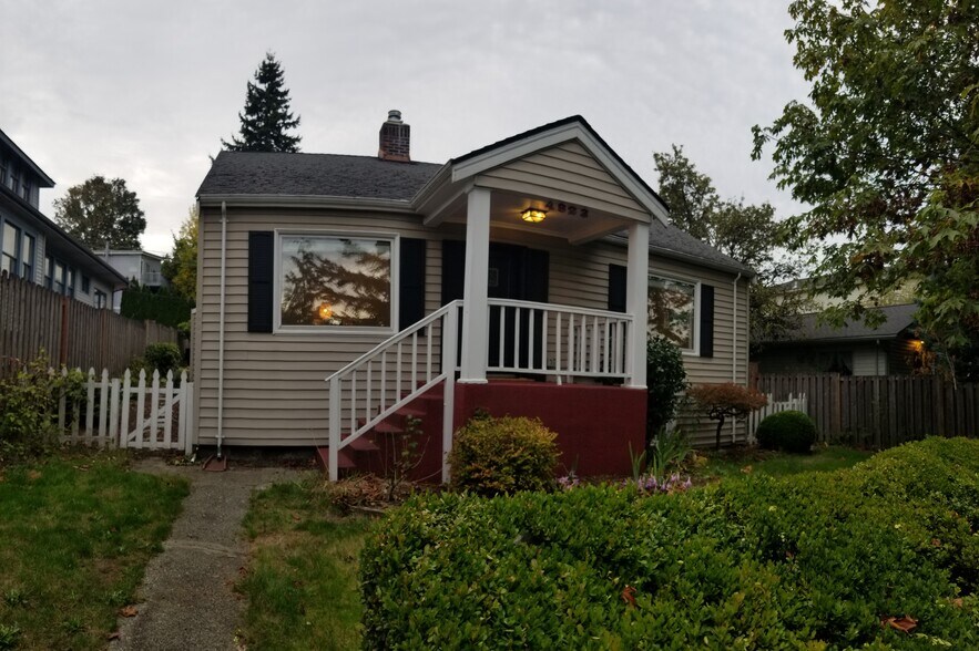 Building Photo - 4823 40th Ave SW