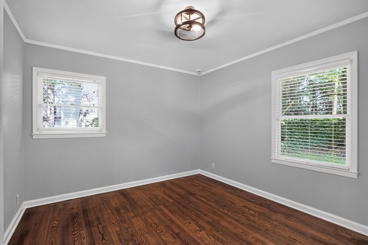 Building Photo - 807 Cardova Dr NE