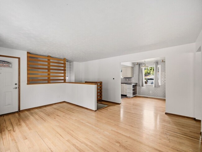 Building Photo - Spacious Unfurnished Home in Northwest Spokane