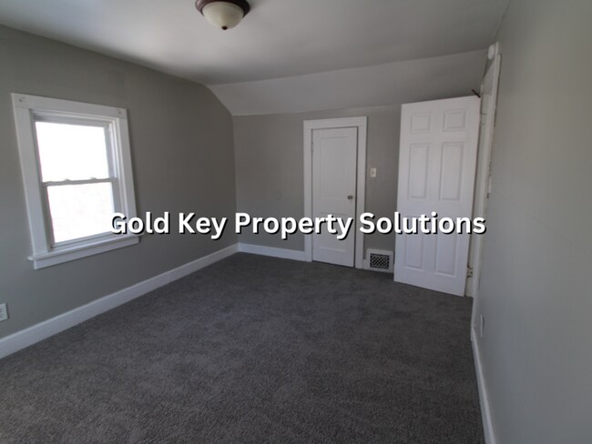 Building Photo - Spacious 3 BR 1 BA House with Dining Room and Basement (NO SECTION 8)