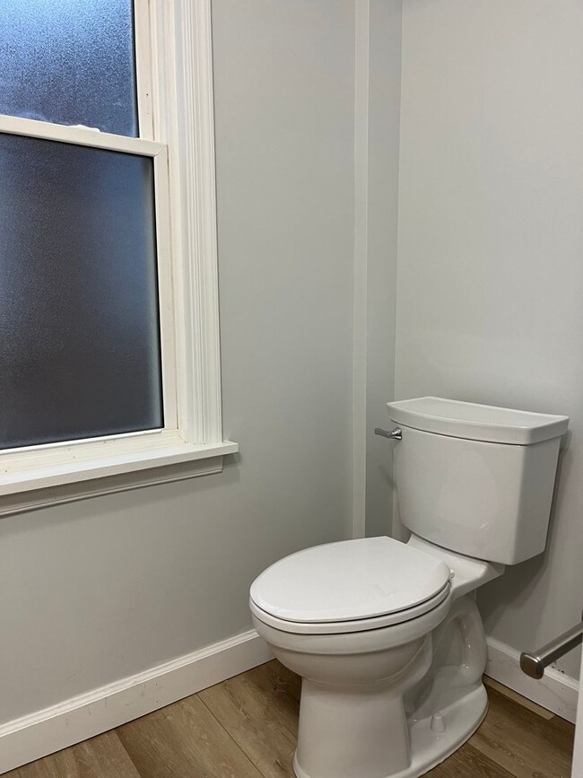 Building Photo - Newly remodeled 2br w off st parking laundry