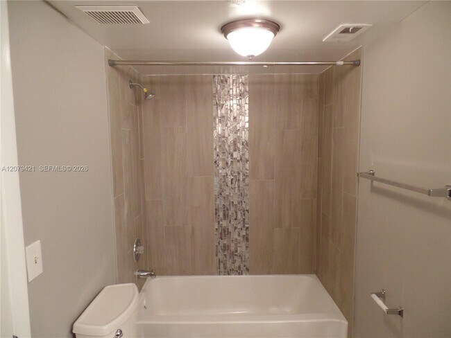Building Photo - 2881 N Oakland Forest Dr