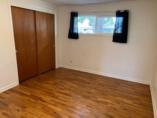 Building Photo - 3 bedroom 1 bathroom single level home!