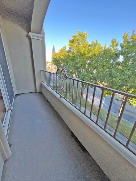 Building Photo - 2969 Kelton Ave