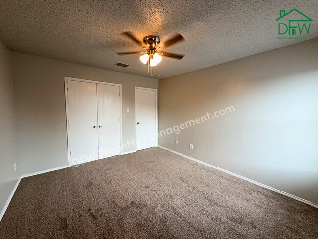 Building Photo - Spacious 4-Bedroom Home with Fireplace & Large Backyard in SW Fort Worth