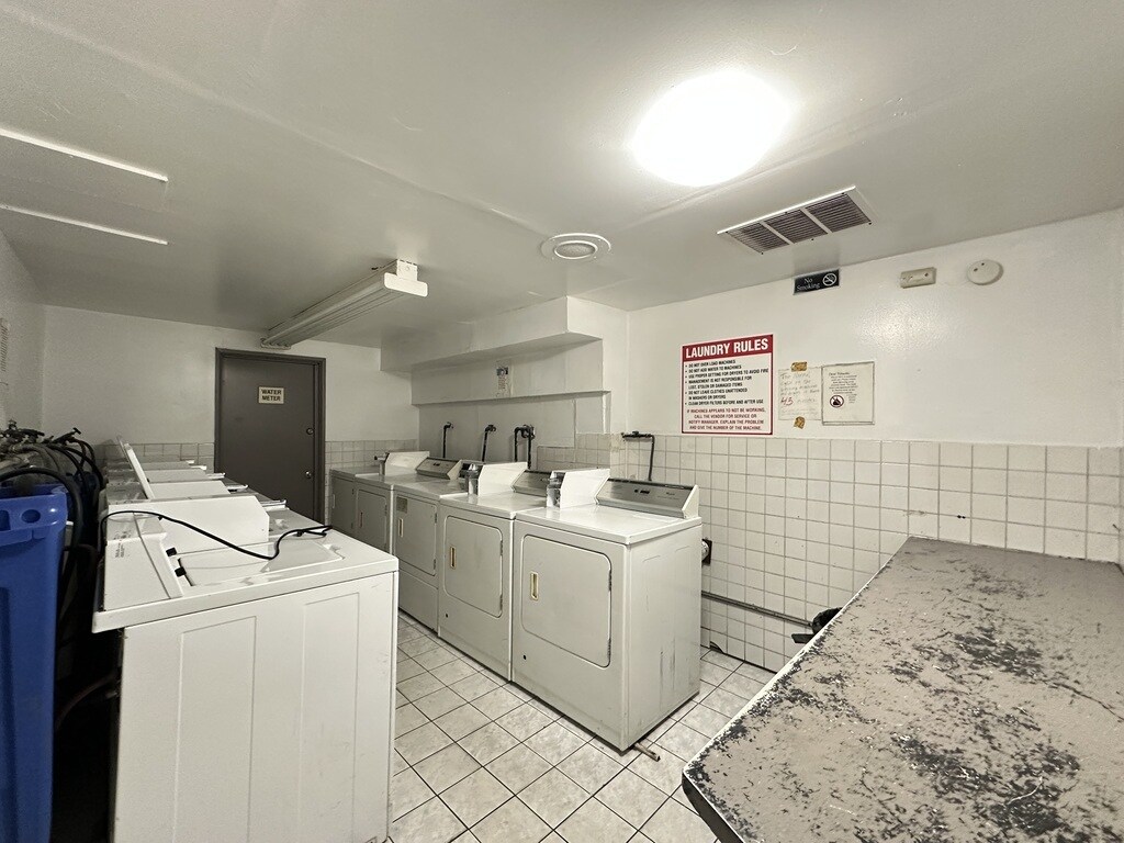 Building Photo - 6830 N Sheridan Rd