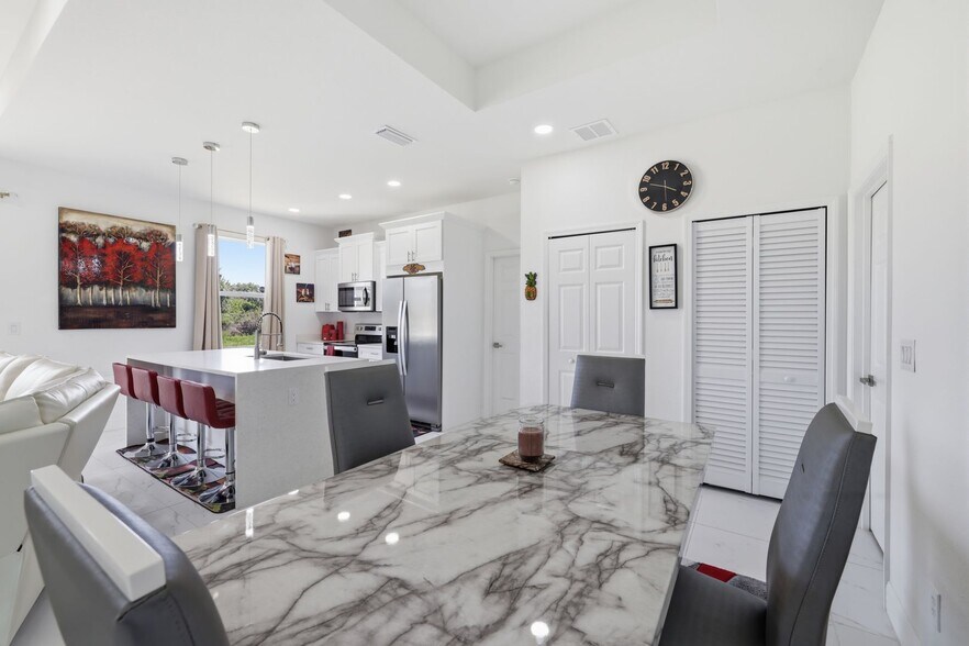 Building Photo - Newer 3/2 home all tile