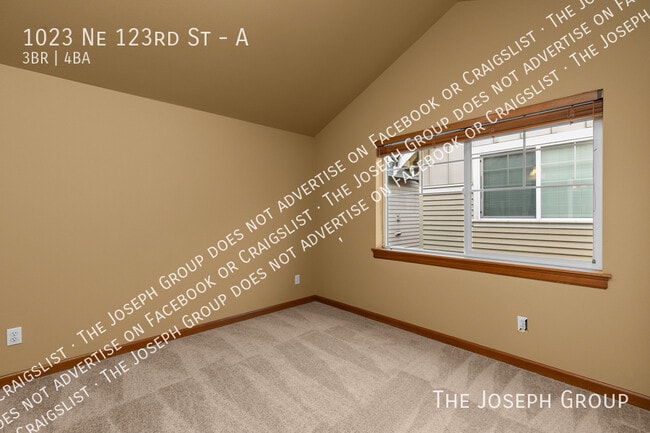 Building Photo - 1023 NE 123rd St