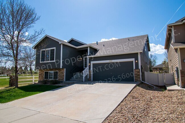 Building Photo - 3 bed, 3 bath Corner Lot in the Maple Hill...