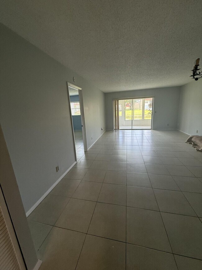 Building Photo - 142 Lake Barbara Dr