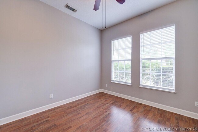 Building Photo - 833 SW Vineland Ct