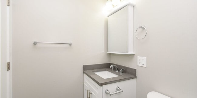 Building Photo - Updated, Spacious 1bd/1bth Ukrainian Village, Avail Now!
