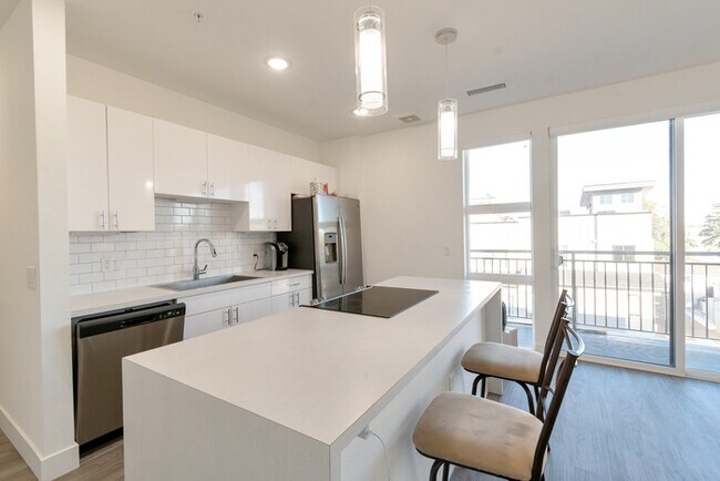 Building Photo - Modern Condo in Englewood with a view!