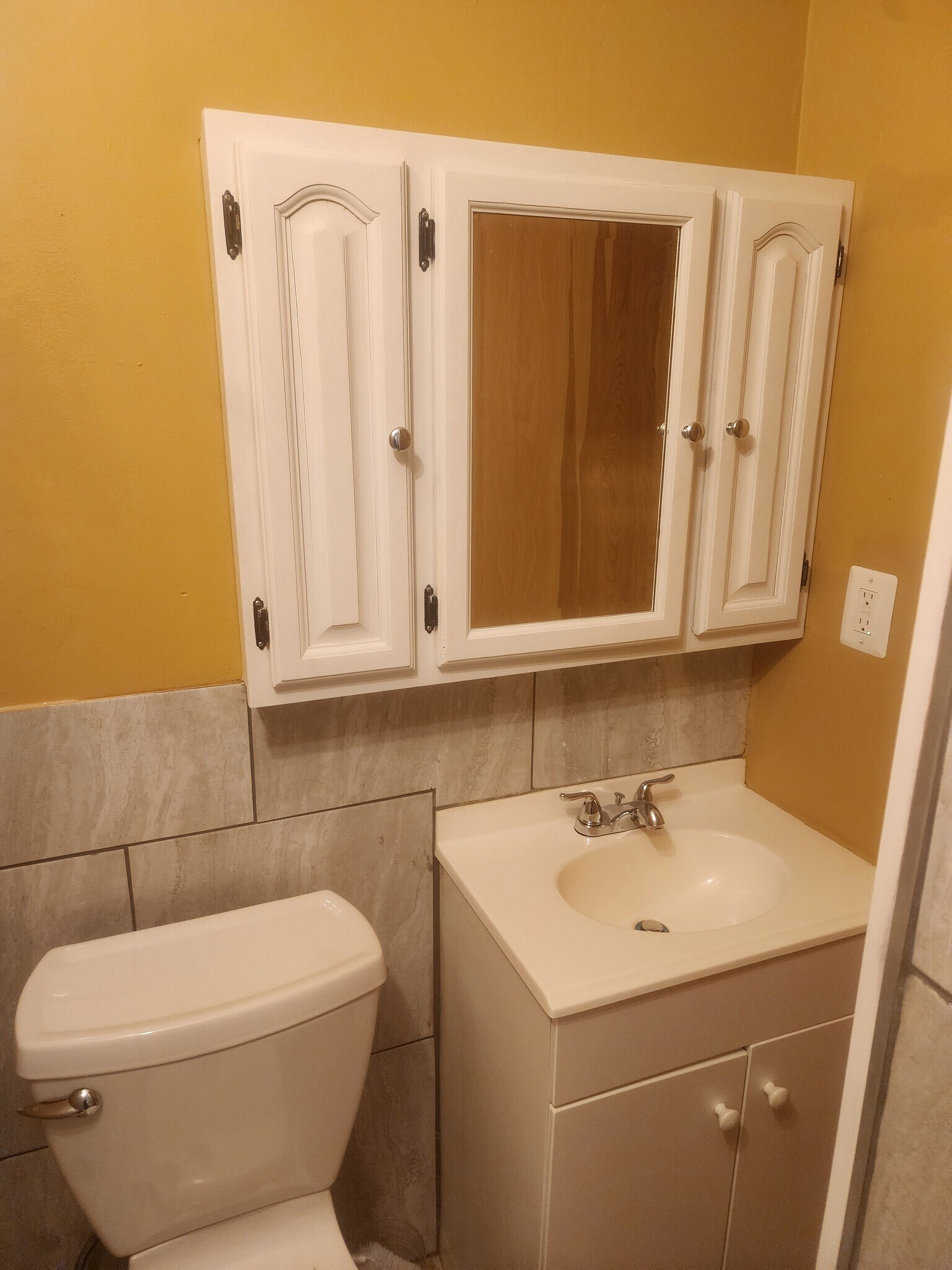 Building Photo - 40 Maple St