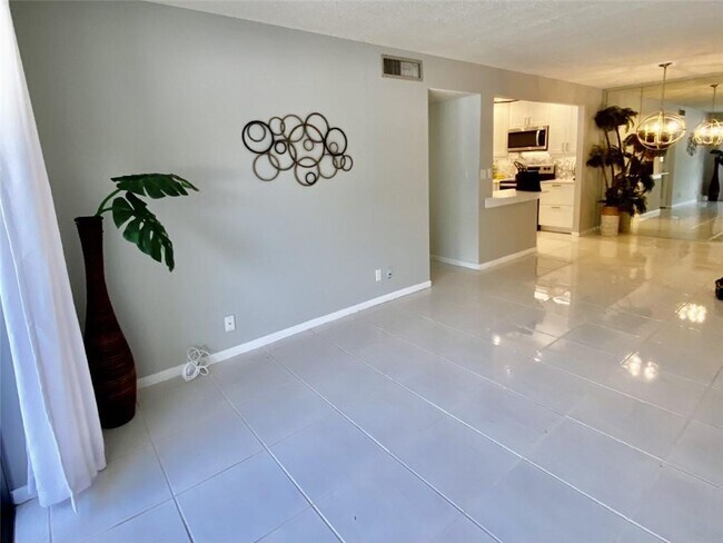 Building Photo - 21 Jacaranda Dr