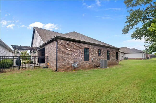 Building Photo - 2104 SW Huntwick Ave