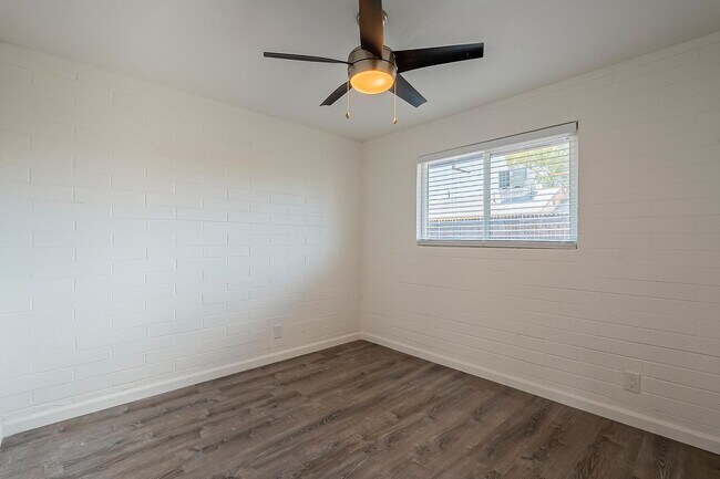 Building Photo - Renovated open floorplan