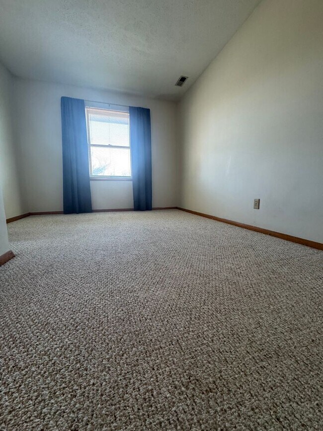 Building Photo - Available August 2025 and rents for $1,600...