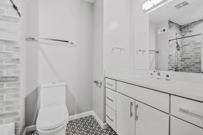 Building Photo - Fabulous Townhouse in Kenwood Forest II - ...