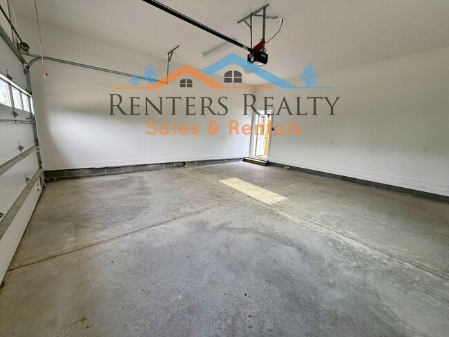 Building Photo - Stunning 2 Bedroom with Courtyard