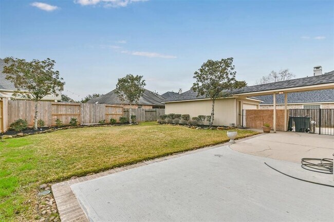 Building Photo - 13707 Elm Shores Dr