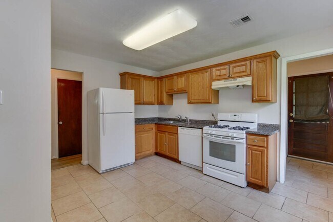 Building Photo - Renovated Virginia Beach Home with Large Yard and Prime Location