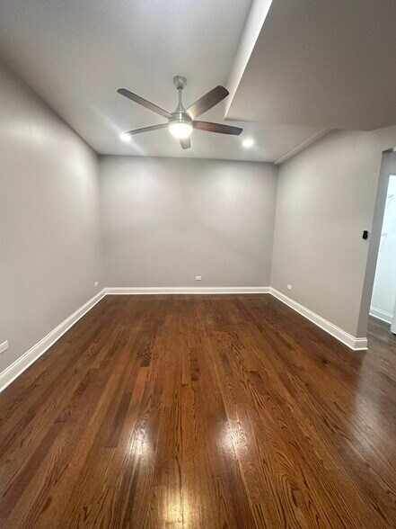 Building Photo - 1145 W Lunt Ave