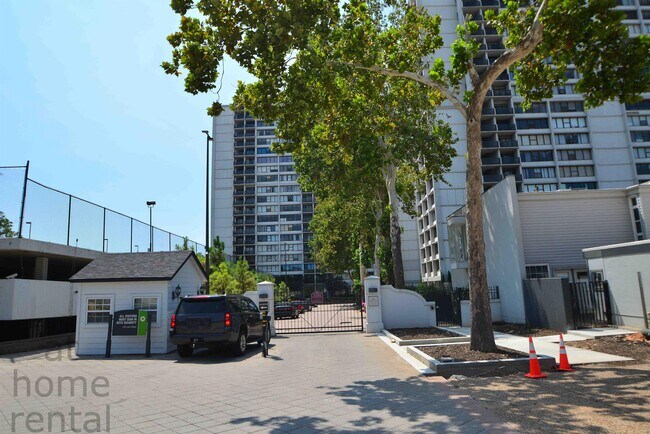 Building Photo - 410 W 7th St