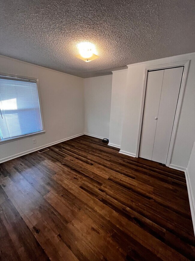 Building Photo - Charming Two Bedroom Home in Historic Morehead City Walking District with Dining Area and Living ...