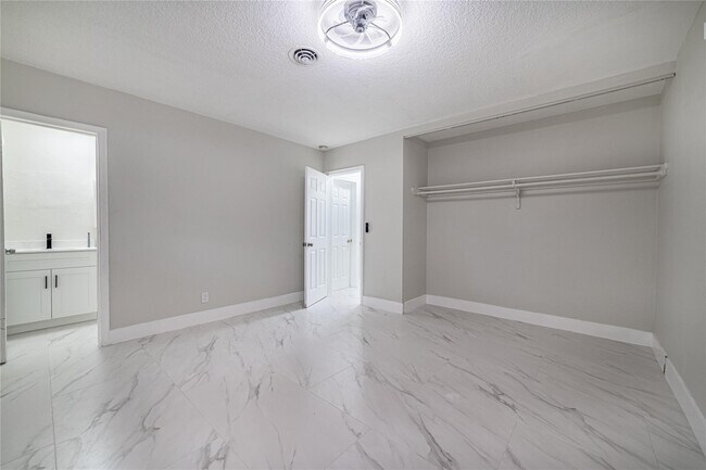 Building Photo - 6220 SW 9th Ct