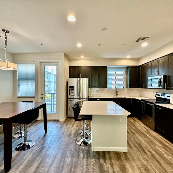 Building Photo - 2090 S Dorsey Ln