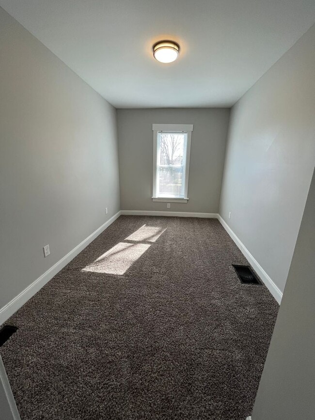 Building Photo - Recently renovated 2 bedroom 1.5 bathroom ...