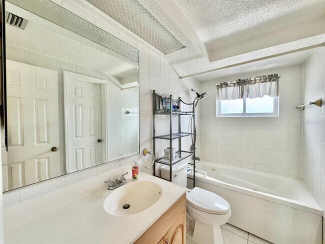 Building Photo - 3131 Roxbury Dr