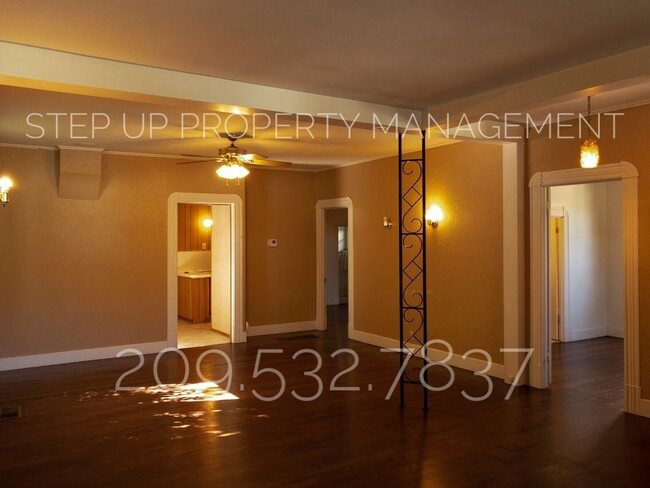 Building Photo - Conveniently located 2 Bedroom Home Near D...