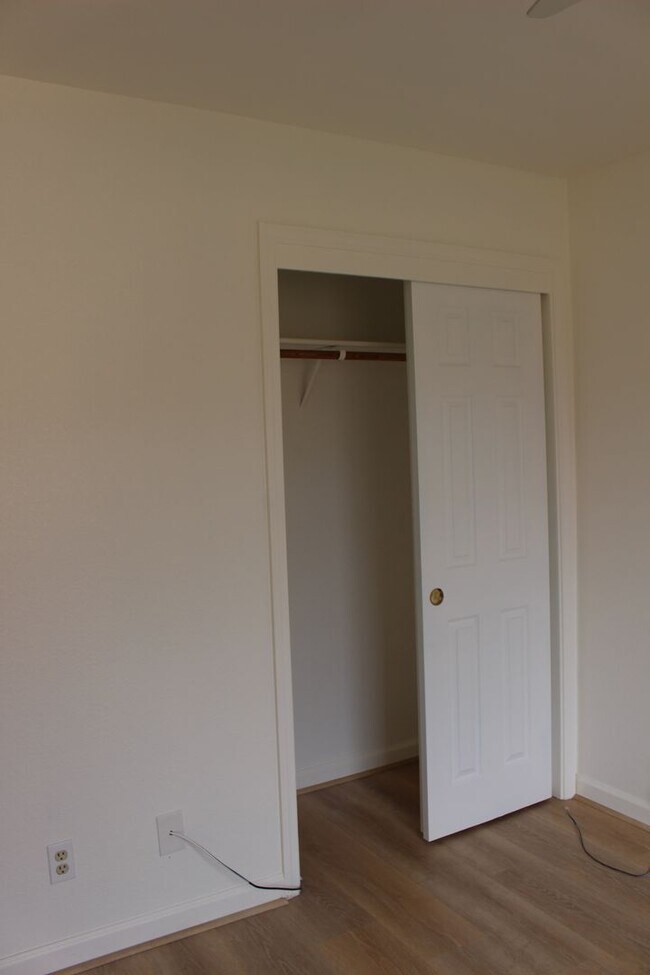 Building Photo - Charming Seaside House - Available July 5th